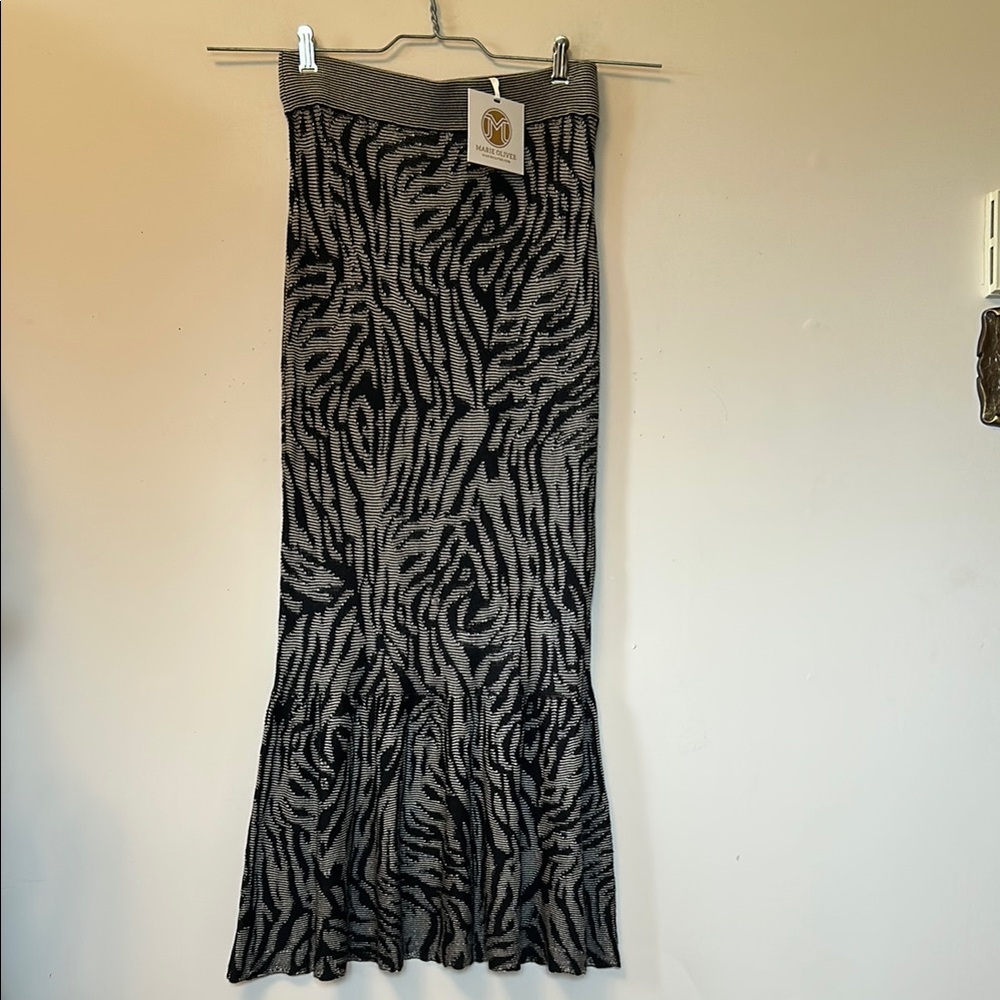 Marie Oliver stretchy black and tan print long trumpet skirt size small new/tag